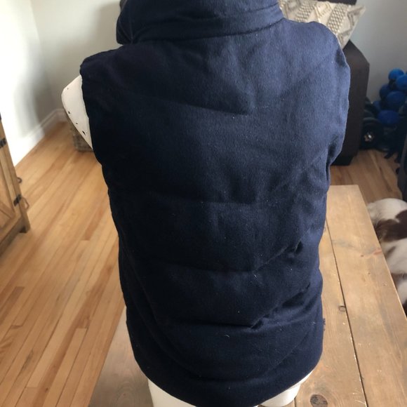 GAP Women's Puffer Vest in Navy - Picture 4 of 7